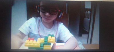 Inglês divertido: alunos aprendem a língua com Lego em atividade