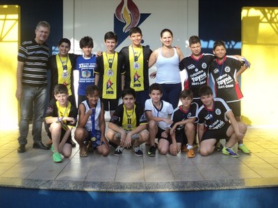 Alunos do Instituto Noroeste recebem premiação do torneio de futsal masculino