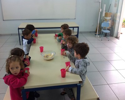 Aprendendo a comer frutas - mini maternal (manhã)