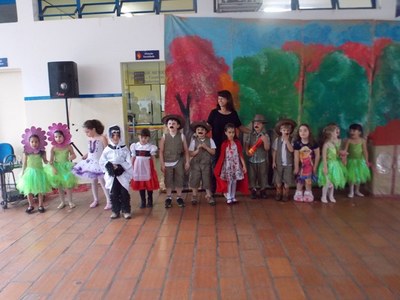 Apresentação Chapeuzinho Vermelho - Profª Rosí