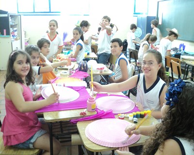 Apresentação musical com coreografia e desfile de chapéus