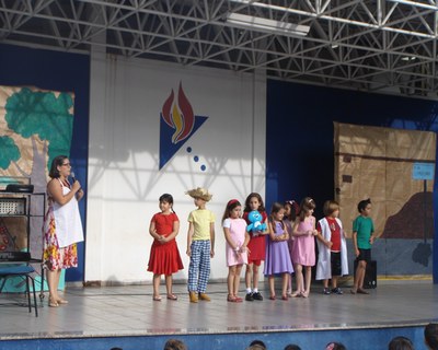 Apresentação teatral em comemoração ao dia Nacional do Livro Infantil