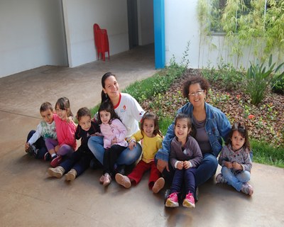 Brincadeira com a vovó Valdelice - maternal (manhã)