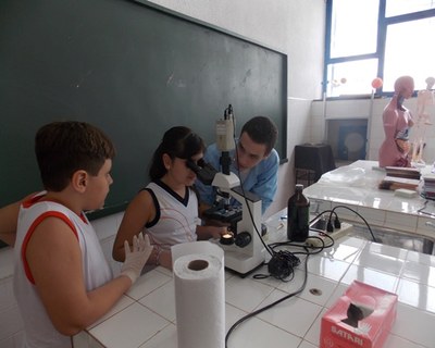 Estudando as células bucais em laboratório com Ex-Aluno do INB