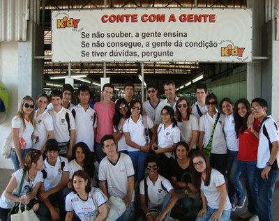 Visita dos nossos alunos e os alunos intercâmbiarios do Colégio América - Peru a Empresa Kidy